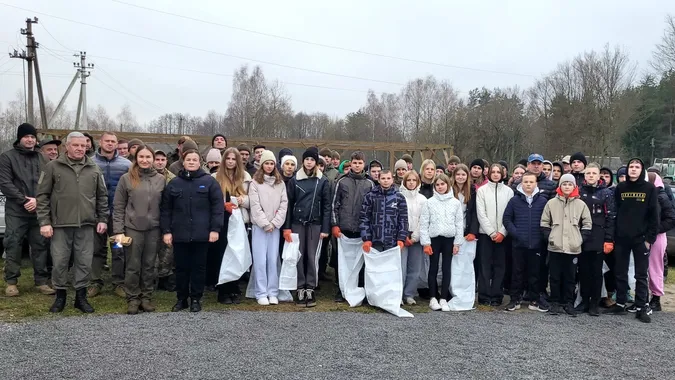 З лісу на Волині вивезли 8 величезних причепів сміття (фото)