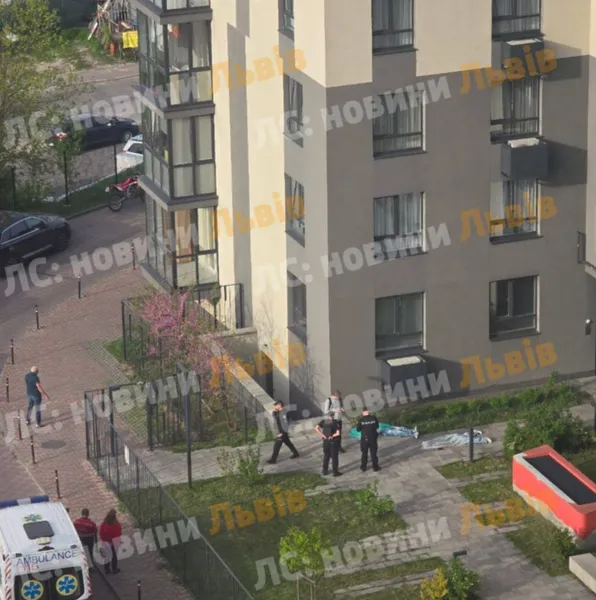 Трагедія у Львові: хлопець та дівчина скинулися з даху багатоповерхівки (фото)