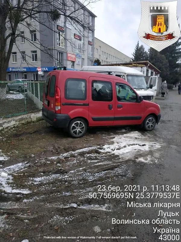 Замість газонів – місиво: у Луцьку оштрафували паркохама (фото)