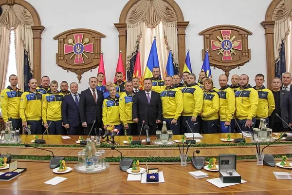 «Нескорена» волинянка отримала цінний подарунок від міністра оборони  (фото)