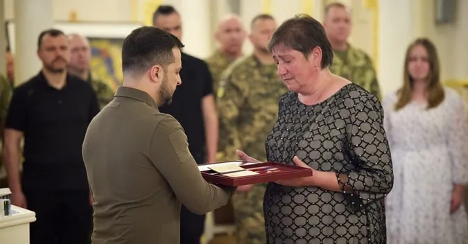 Зеленський вручив «Золоту Зірку» матері загиблого Героя України з Волині