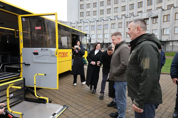 «Автобуси для нас надзвичайно необхідні»: громади на Волині отримали шкільний транспорт (фото)