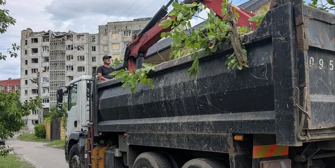 120 тонн «відходів руйнації»: у Луцьку ліквідовують наслідки вибухів (фото)