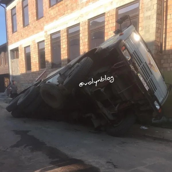 На Волині у яму провалився кількатонний автомобіль-міксер (фото)