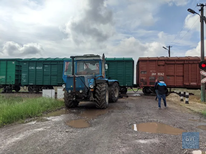 На Волині поїзд наїхав на трактор (фото, відео)