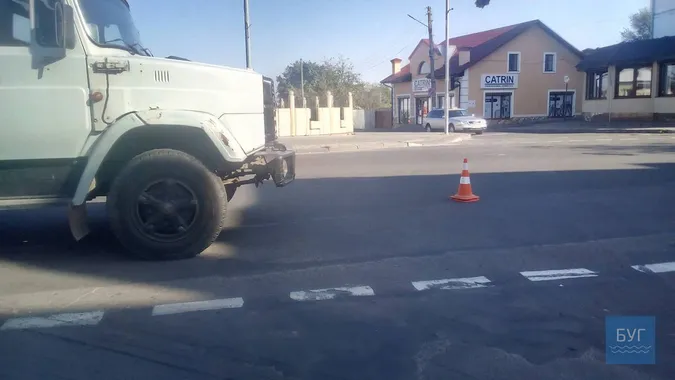 На Волині автомобіль з фекаліями врізався у «Мазду» (фото)