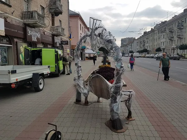 У Луцьку лавку «закоханих ліхтарів» повернули на місце (фото)