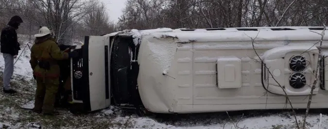 На Волині бус з’їхав у кювет, перекинувся і загорівся: є постраждалі