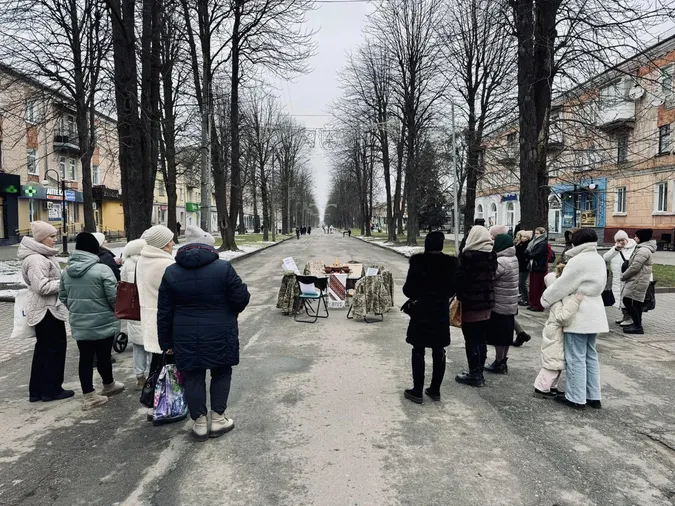 Військові форми на порожніх стільцях: у Нововолинську провели акцію-нагадування (фото)