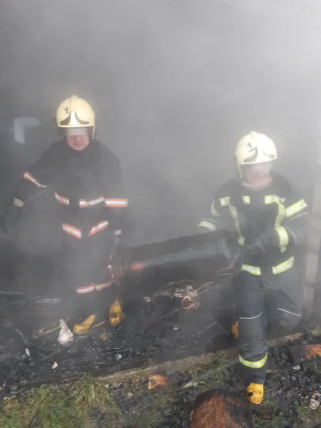 На Волині пожежники винесли газовий балон з палаючого гаража (фото)