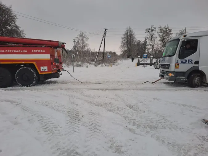 Пожежі, повалені дерева, застряглі авто: що робили волинські рятувальники у неділю (фото)
