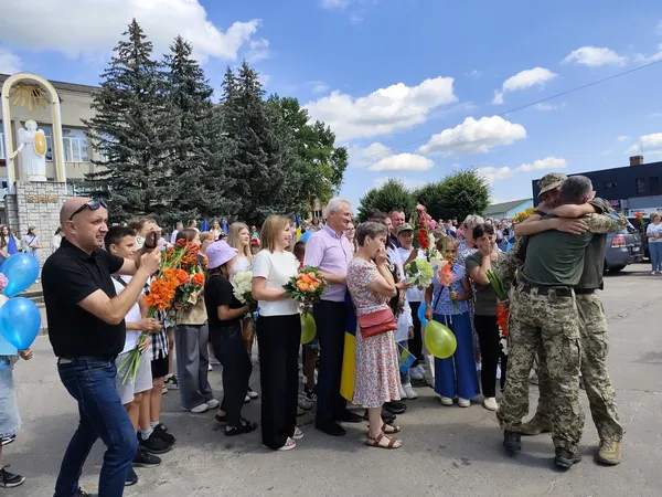 У Старій Виживці зустріли звільненого з полону воїна Андрія Тарасюка (фото, відео)