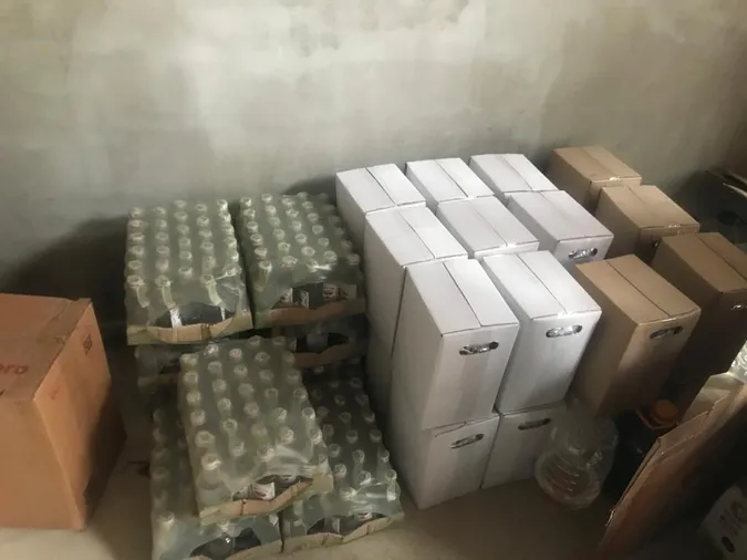 Луцькі прикордонники затримали мікроавтобус, вщент заповнений контрафактом (фото)