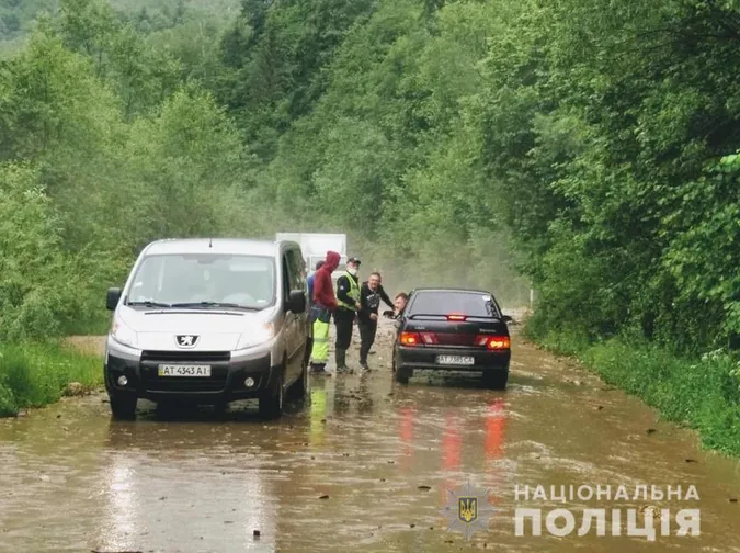Негода в гірських районах: розмило дороги та мости, авто й городи у воді (ФОТО)