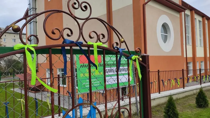 Декоративний млин і пофарбовані бордюри: на Волині готуються до приїзду Зеленського
