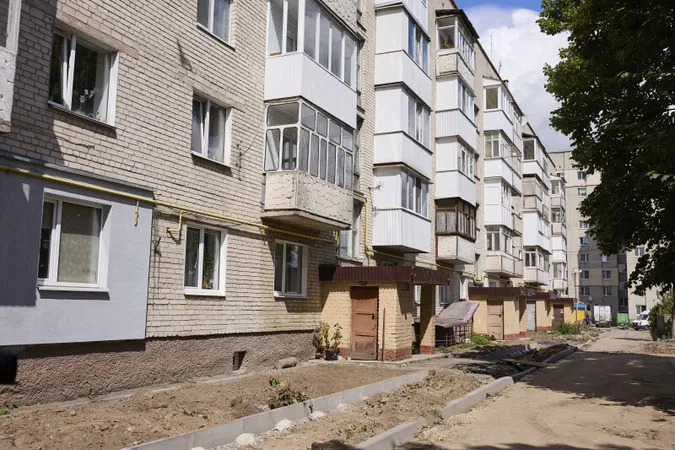 У Луцьку триває ремонт прибудинкових територій: роботи планують завершити до середини серпня (фото)