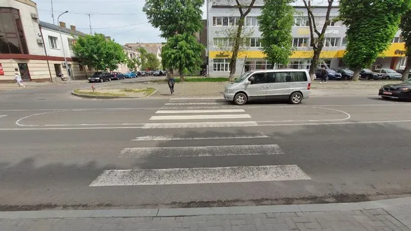 У Луцьку на Волі облаштовують «острівки безпеки»: чи зручні такі конструкції (фото, відео)