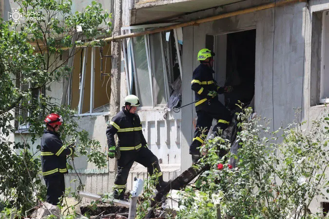 З-під завалів зруйнованого будинку у Луцьку дістають тіло людини (фото)