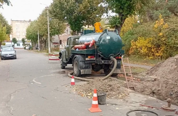У Ковелі водопровід прогнив наскрізь: на вулиці Степана Бандери стався витік води (фото)