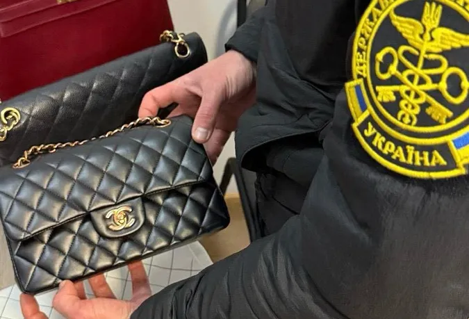 Через Волинь нелегально везли люксові сумочки Chanel та Hermes