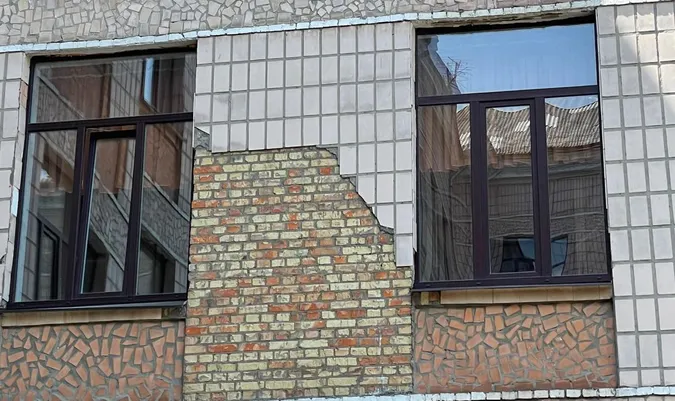 У луцькій школі сиплеться фасад: закликають відремонтувати (фото)