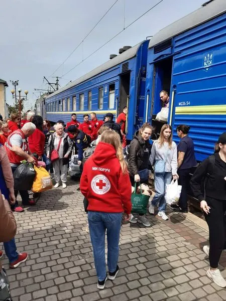 Ще 24 родини: на Волинь прибув другий евакуаційний потяг із Донеччини (фото)