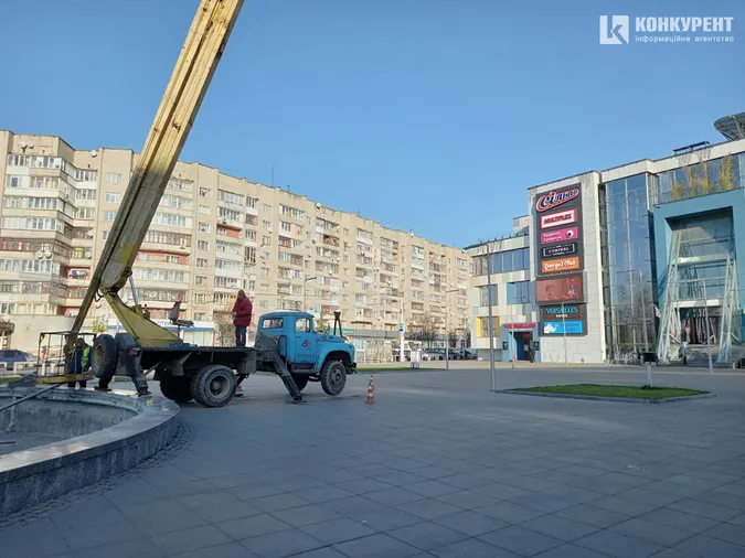 У Луцьку біля «Променя» монтують новорічну ялинку (фото)
