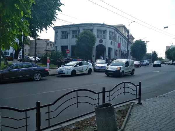 У Луцьку до пікетувальників прокуратури викликали патрульних (фото)