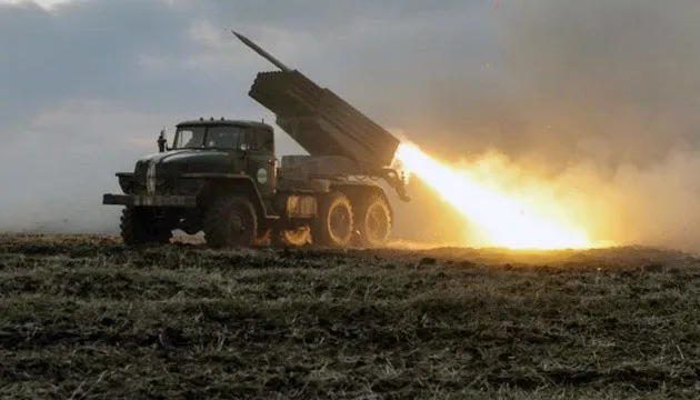 Транспорт для евакуації зі зруйнованої Волновахи потрапив під «Гради»