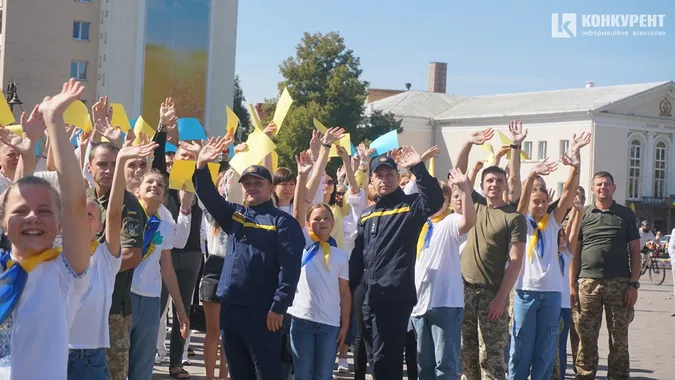 Лучани у День міста тілами склали карту України (фото)