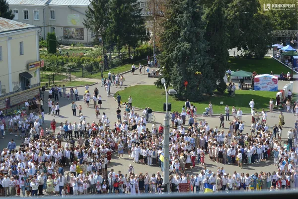 У центрі Луцька відбувся вишитий флешмоб до Дня Незалежності (фото)