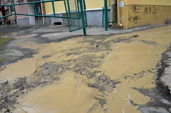 На вулиці Лесі Українки ліквідовують прорив водопроводу (фото)