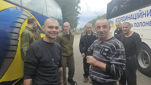 Звільнені українці повертаються додому: відбувся новий обмін військовополоненими (фото)