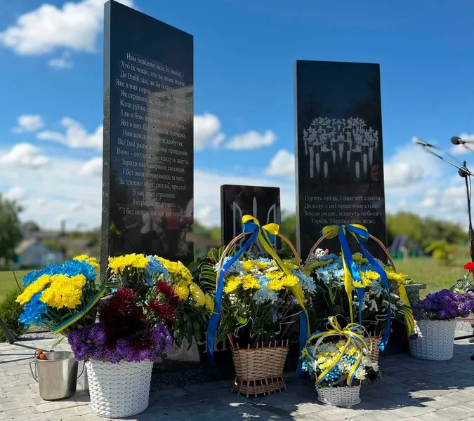 У школі на Волині відкрили памʼятний знак на честь загиблих Героїв-випускників (фото)
