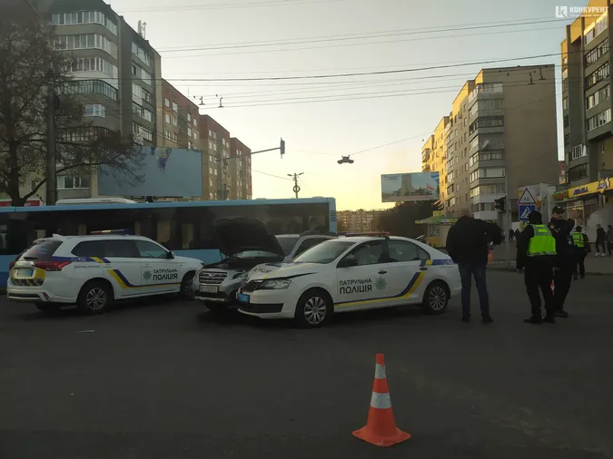 У Луцьку не поділили дорогу Skoda патрульних і Subaru (фото, відео, оновлено)