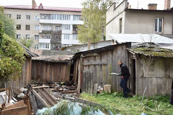 Лучанин «воював» з муніципалами і копами за сарай (фото)