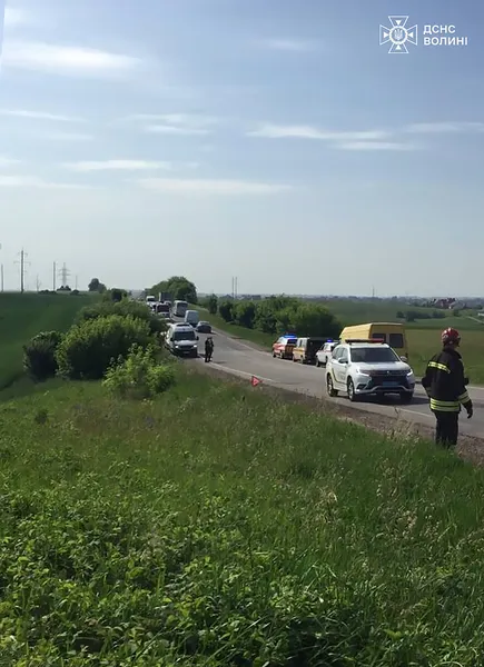 Волинські сапери по дорозі на Схід допомогли потерпілим у ДТП на Рівненщині (фото)
