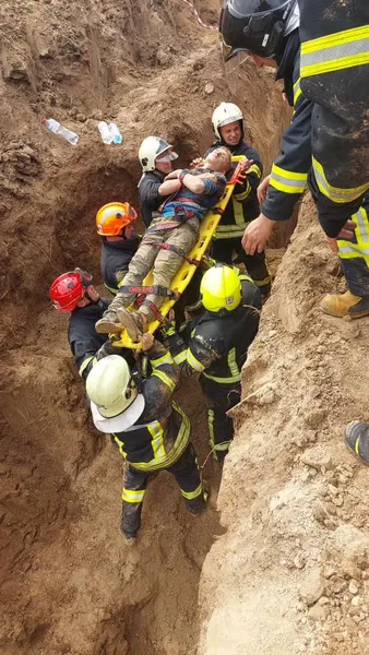 Обвалилася траншея: у Луцьку з-під завалу врятували двох людей (фото, відео)