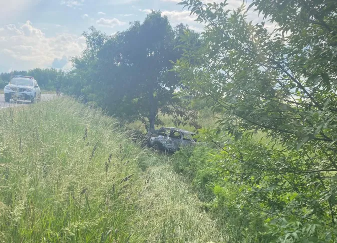 Двоє загиблих: на Волині авто злетіло в кювет і згоріло (фото)