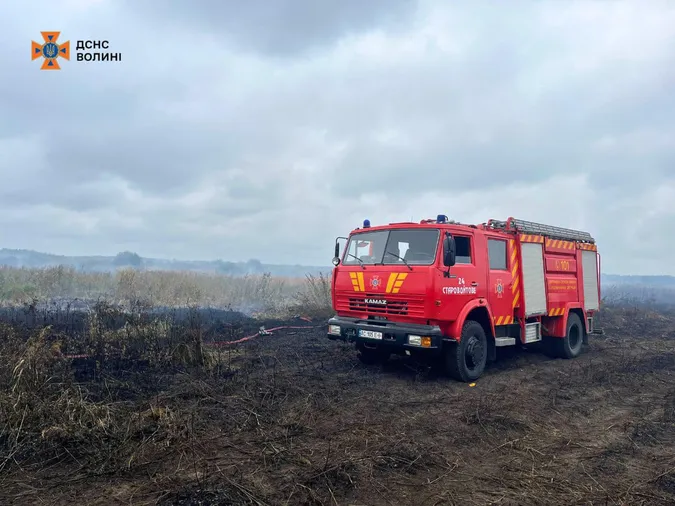 На Ковельщині палає торфовище: на місці працюють шість загонів рятувальників (фото)