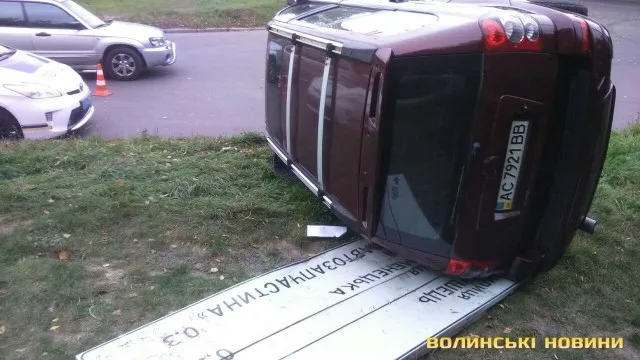 Не вписався в поворот і перекинувся: у Луцьку п'яний адвокат скоїв ДТП (фото)