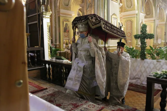 Як у Свято-Троїцькому соборі вночі паски освячували (фото)