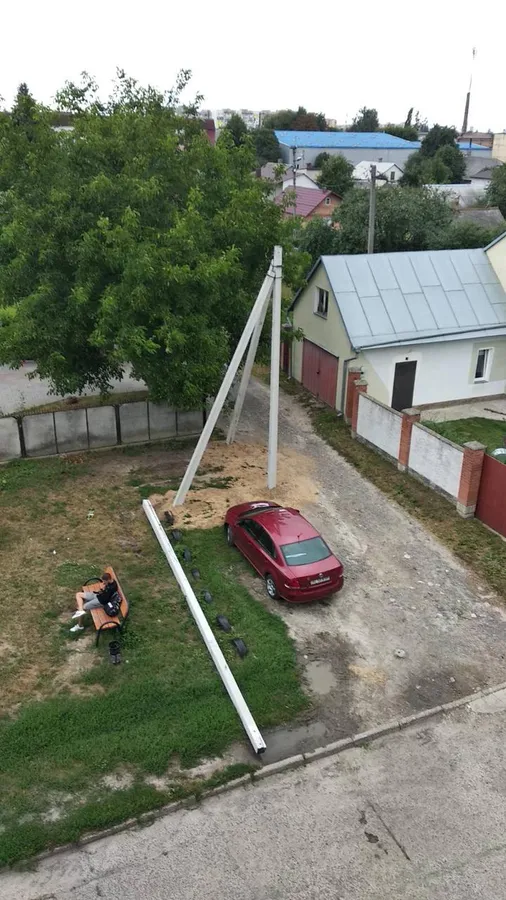 «Інженерний маразм»: на Задворецькій у Луцьку демонтували незаконні опори (відео)