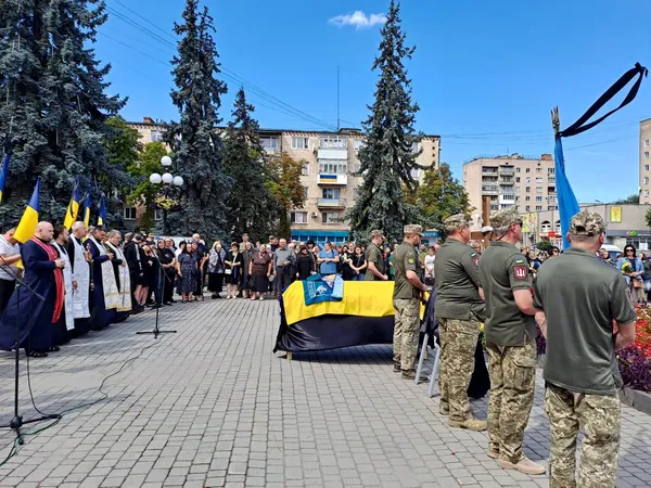 Не встиг провести доньку до весільного вівтаря: у Ковелі попрощалися з Героєм Ігорем Хомичем (фото)