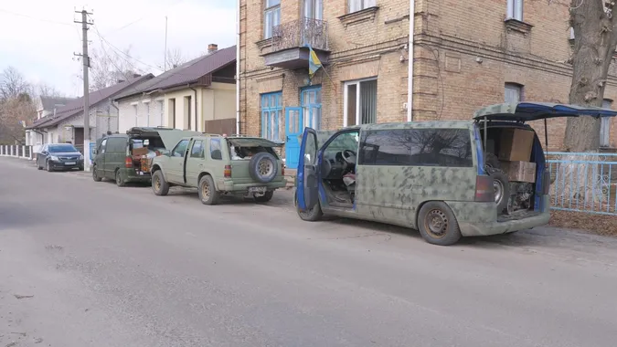 На найпекельніші напрямки: з Рожища на фронт відправили три автівки (відео)
