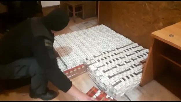 Навіть не ховали: на Волині у вантажному потязі знайшли сигарети (фото, відео)