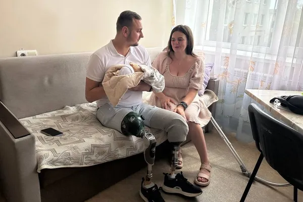 Зворушливо: військовий з Волині, яикй вчиться ходити на протезах, забрав сина і дружину з пологового (фото, відео)