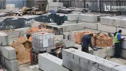 «У Луцьку нахабно воюють з древньою історією»: будівництво на Кафедральній триває (фото)