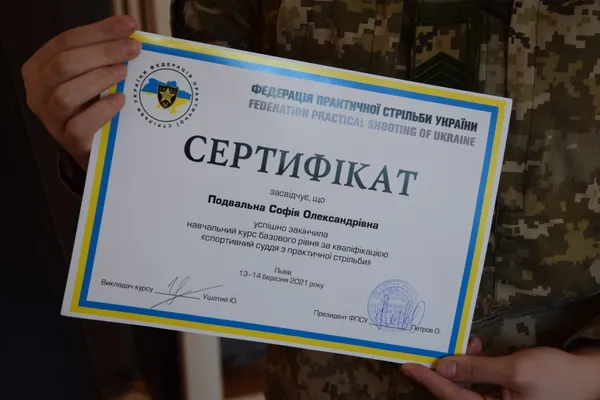Луцька прикордонниця – перша жінка-суддя з практичної стрільби на Волині (фото)