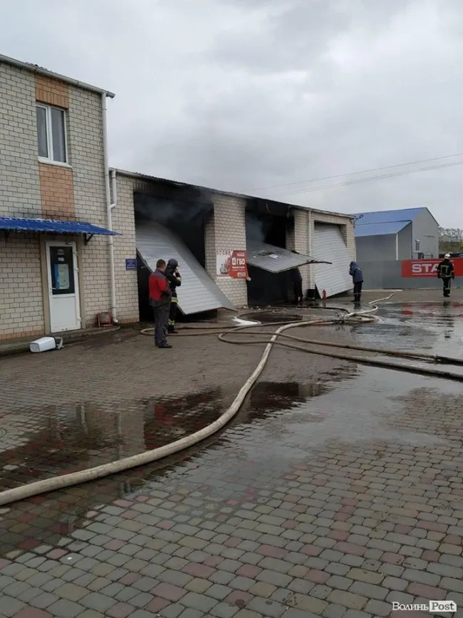 Біля Луцька на підприємстві, де встановлюють газ на авто, зайнялася машина (фото)